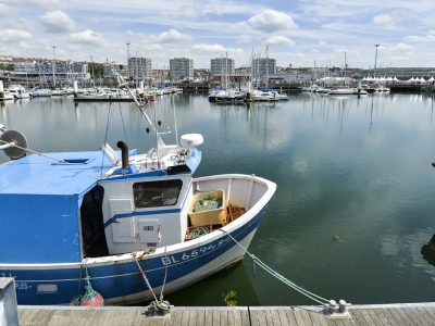 Bateau de pêche dans le port de Boulogne