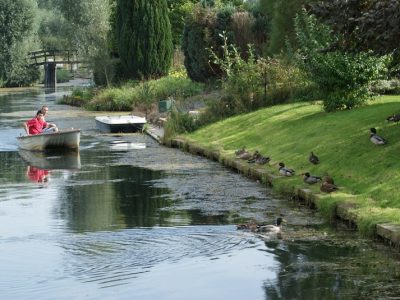 Embarcation dans le marais Audomarois